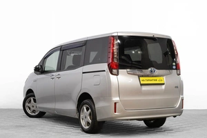 Минивэн Toyota Noah 2015 года, 1889000 рублей, Барнаул