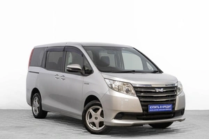 Минивэн Toyota Noah 2015 года, 1889000 рублей, Барнаул