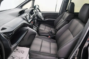 Минивэн Toyota Voxy 2018 года, 1899000 рублей, Красноярск