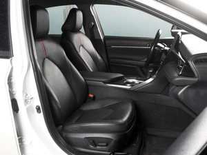 Седан Toyota Camry 2021 года, 2999000 рублей, Красный Пахарь