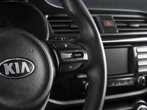 Седан Kia Rio 2017 года, 1150000 рублей, Омск