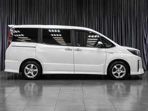 Минивэн Toyota Noah 2018 года, 2407000 рублей, Тюмень