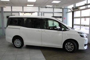 Минивэн Toyota Voxy 2016 года, 2085000 рублей, Красноярск