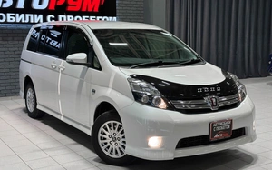 Минивэн Toyota Isis 2014 года, 1290000 рублей, Красноярск