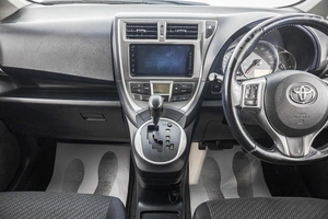 Хетчбэк Toyota Ractis 2011 года, 839000 рублей, Барнаул