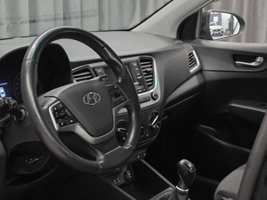 Седан Hyundai Solaris 2017 года, 1079000 рублей, Красноярск