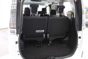 Минивэн Toyota Voxy 2016 года, 2085000 рублей, Красноярск