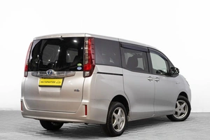 Минивэн Toyota Noah 2015 года, 1889000 рублей, Барнаул