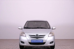 Седан Toyota Yaris 2007 года, 559000 рублей, Омск