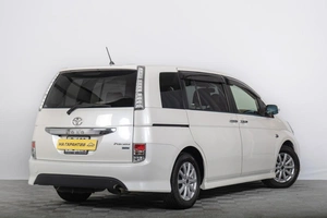 Минивэн Toyota Isis 2012 года, 1399000 рублей, Томск