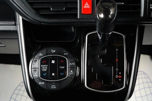 Минивэн Toyota Esquire 2017 года, 2399000 рублей, Тюмень