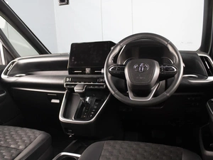 Минивэн Toyota Voxy 2022 года, 4200000 рублей, Омск