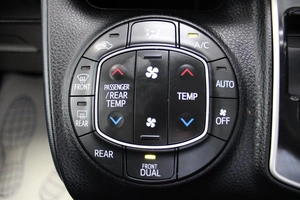 Минивэн Toyota Voxy 2016 года, 2085000 рублей, Красноярск