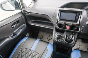 Минивэн Toyota Voxy 2015 года, 1679000 рублей, Красноярск