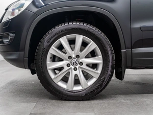 Внедорожник Volkswagen Tiguan 2010 года, 1155000 рублей, Красноярск