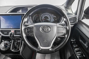 Минивэн Toyota Voxy 2018 года, 2649000 рублей, Барнаул