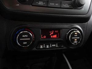 Хетчбэк Kia Rio 2013 года, 899000 рублей, Тюмень