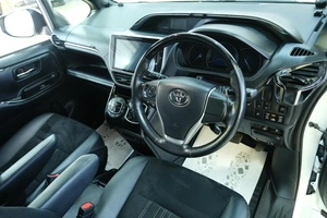 Минивэн Toyota Esquire 2019 года, 2499000 рублей, Омск