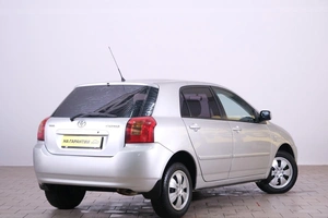 Хетчбэк Toyota Corolla 2002 года, 599000 рублей, Омск