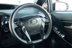Лифтбек Toyota Prius 2015 года, 1349000 рублей, Омск