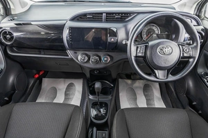 Хетчбэк Toyota Vitz 2019 года, 1489000 рублей, Барнаул