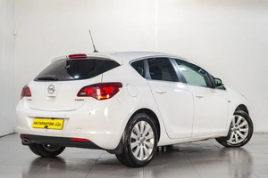 Хетчбэк Opel Astra 2011 года, 969000 рублей, Челябинск