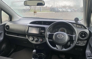Хетчбэк Toyota Vitz 2018 года, 975000 рублей, Красноярск
