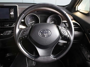 Внедорожник Toyota C-HR 2018 года, 1825000 рублей, Омск