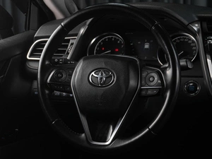 Седан Toyota Camry 2018 года, 3021000 рублей, Тюмень