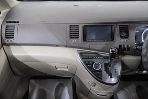 Минивэн Toyota Isis 2010 года, 1039000 рублей, Омск