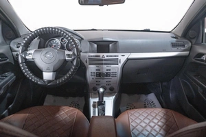 Седан Opel Astra 2011 года, 669000 рублей, Томск