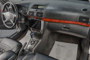 Седан Toyota Avensis 2004 года, 769000 рублей, Челябинск