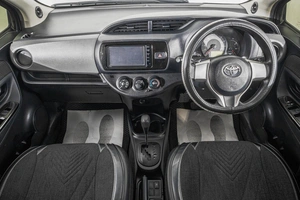 Хетчбэк Toyota Vitz 2014 года, 899000 рублей, Барнаул
