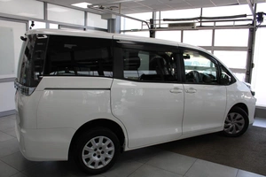 Минивэн Toyota Voxy 2016 года, 2085000 рублей, Красноярск