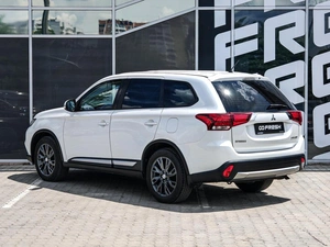 Внедорожник Mitsubishi Outlander 2015 года, 1600000 рублей, Краснодар
