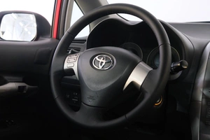 Хетчбэк Toyota Auris 2007 года, 719000 рублей, Омск