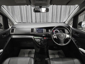 Минивэн Toyota Isis 2012 года, 1270000 рублей, Красноярск