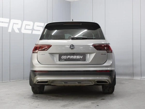 Внедорожник Volkswagen Tiguan 2018 года, 2160000 рублей, Омск