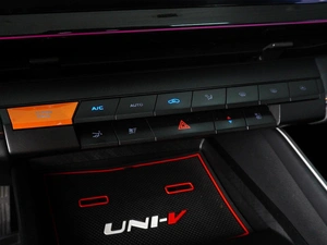 Лифтбек Changan UNI-V 2024 года, 2098000 рублей, Красный Пахарь