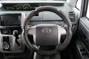 Минивэн Toyota Voxy 2008 года, 1179000 рублей, Омск
