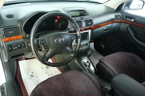Седан Toyota Avensis 2004 года, 749000 рублей, Омск