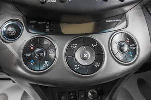 Внедорожник Toyota RAV4 2011 года, 1799000 рублей, Барнаул