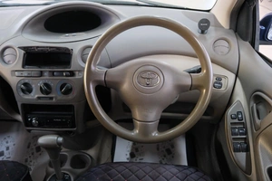 Седан Toyota Platz 2003 года, 399000 рублей, Омск