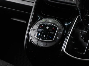 Минивэн Toyota Noah 2018 года, 2530000 рублей, Тюмень