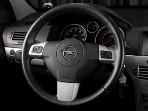 Седан Opel Astra 2011 года, 699000 рублей, Тюмень