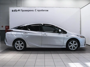 Лифтбек Toyota Prius 2017 года, 2080000 рублей, Красноярск