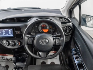 Хетчбэк Toyota Vitz 2019 года, 1080000 рублей, Красноярск