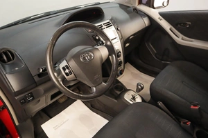 Хетчбэк Toyota Yaris 2007 года, 649000 рублей, Челябинск