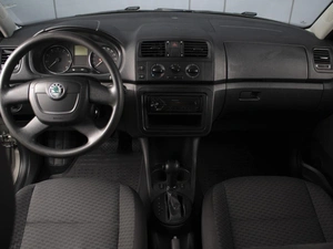 Хетчбэк Skoda Fabia 2010 года, 590000 рублей, Омск