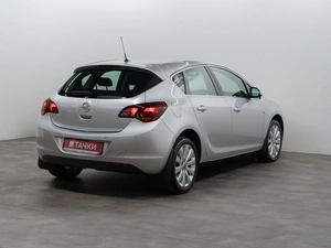 Хетчбэк Opel Astra 2012 года, 825000 рублей, Красноярск